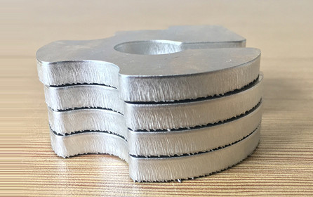 6061鋁板加工時出現(xiàn)毛刺的原因有哪些